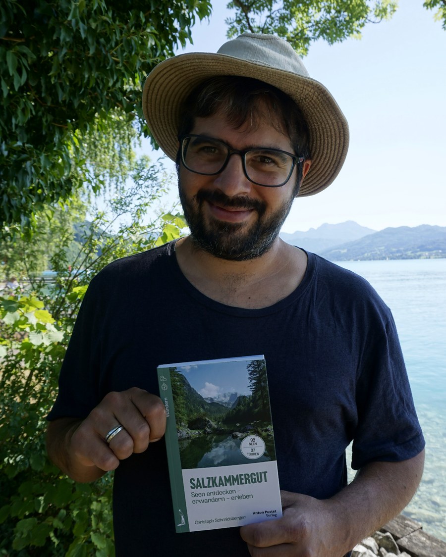 Christoph-Paul Schmidsberger mit seinem Buch SALZKAMMERGUT – Seen am Ufer eines Salzkammergut-Sees