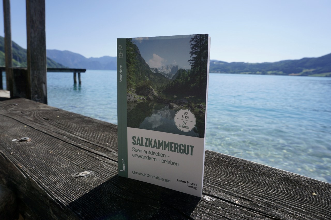Das Buch SALZKAMMERGUT – Seen auf einem Holzsteg vor einem klaren See und Bergpanorama