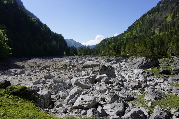Gosaulacke bei niedrigem Wasserstand; große Teile des Seebeckens liegen trocken.