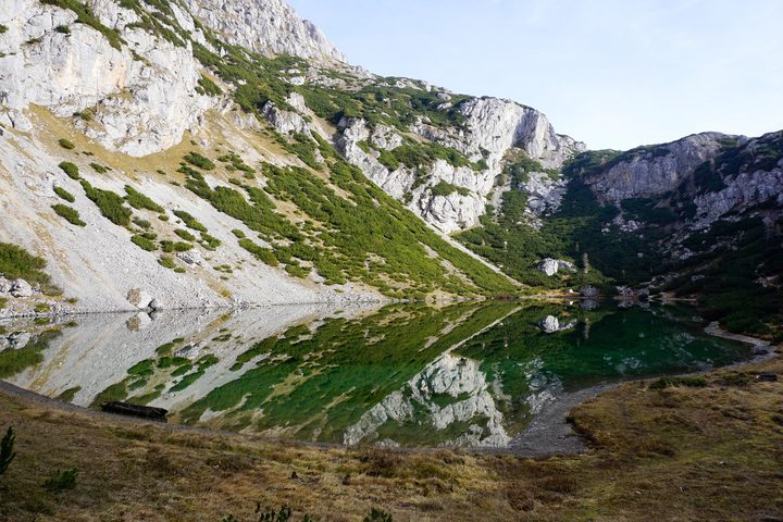 Hölltalsee in einer felsigen Hochgebirgslandschaft.