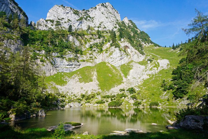 Mittersee vor markanter Kalkfelskulisse.